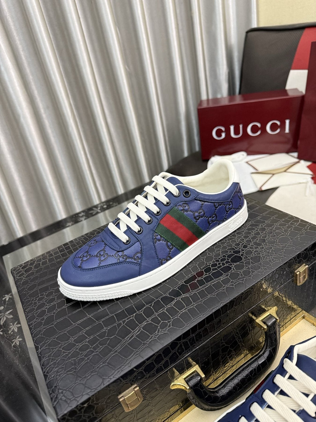 Gucci Navy Stripe Low-Top Sneakers